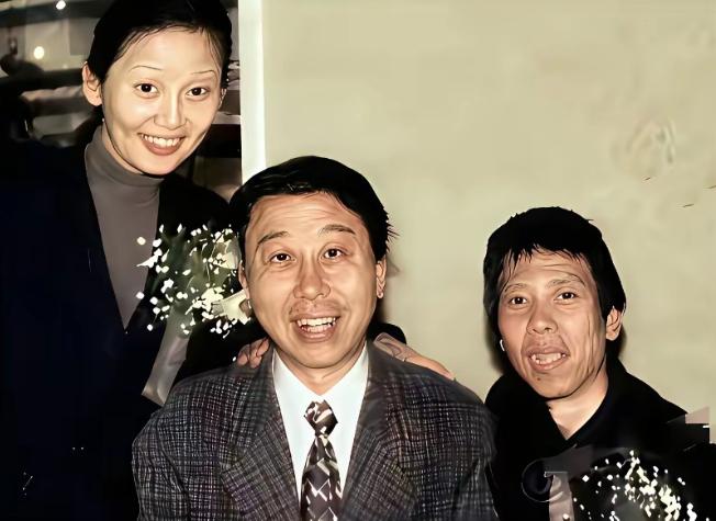 这张照片真有意思！这是1999年冯小刚和徐帆结婚时，他们夫妻与冯巩的合影。他们