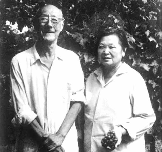 1935年，张伯驹欲为潘素赎身，他递给老鸨一沓钱，没想到老鸨却冷笑道：“她已许给