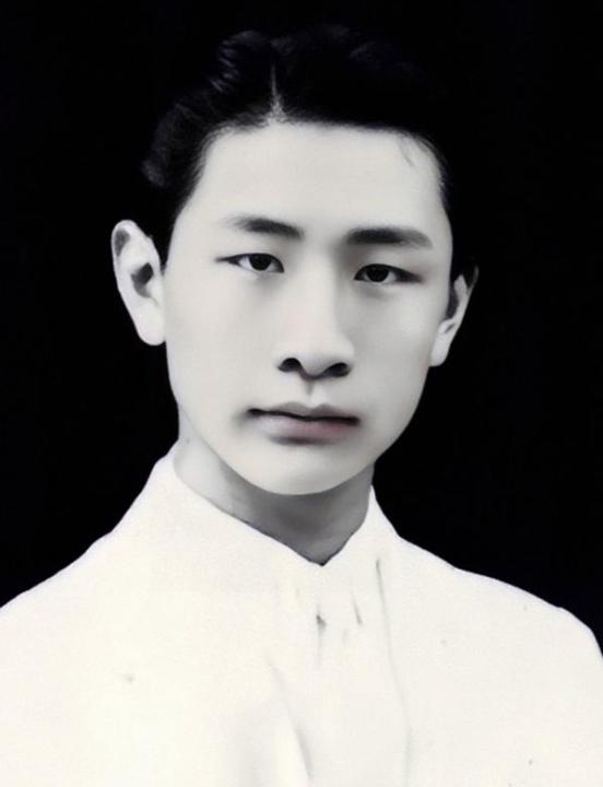 1940年，熟睡中的冯运修，突然感觉不对劲，好像是日军包围他家了。他从枕头下摸出