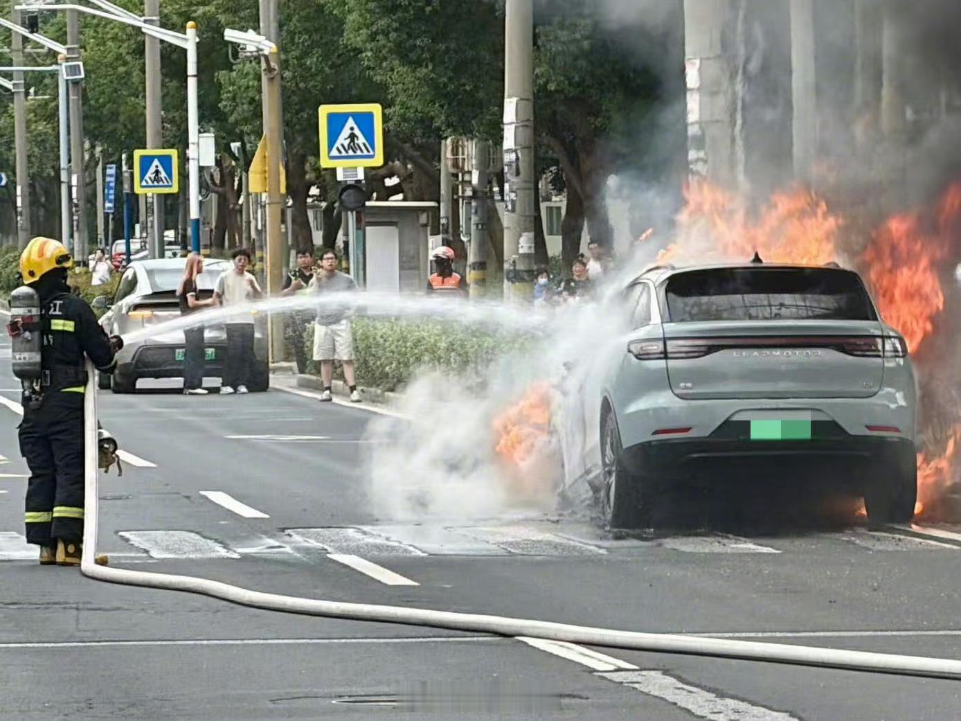 零跑C11追尾后爆燃无伤亡贝壳财经报道，说一辆零跑C11追尾后爆燃。我记得8月3