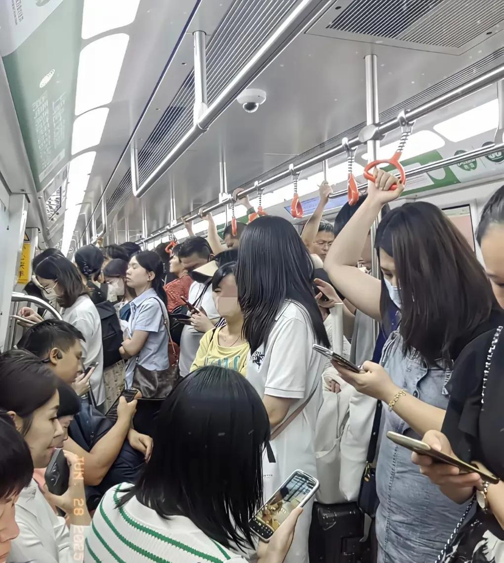 想不明白这么多人离开家乡跑到北上广打工到底图什么？这些人每天乘坐地铁，一个月工