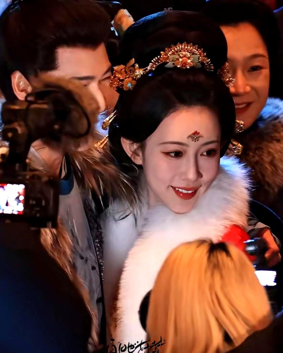 188万预约量！剧还没播，孟子义和李昀锐已经让全网磕疯了。片场那个下意识收紧