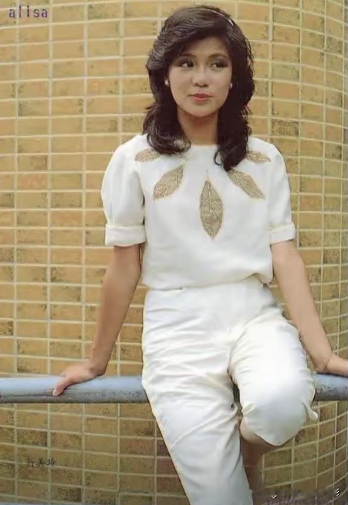 🧡永远的翁美玲👇一身白衫倚栏而坐，眉眼间既有少女的娇俏，又藏着几分温柔。世