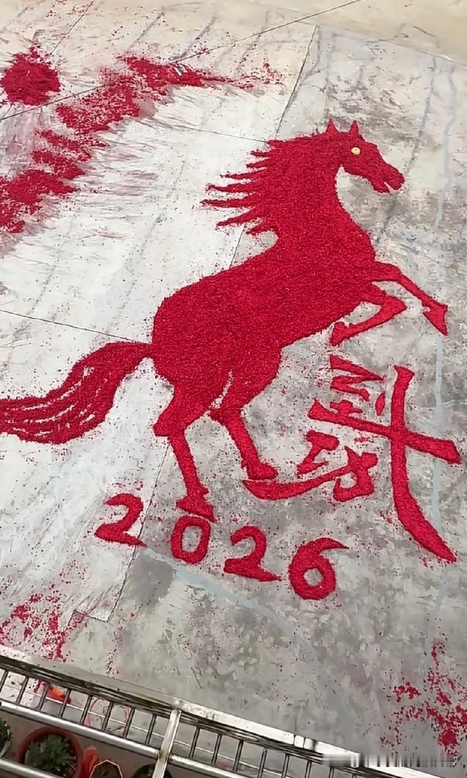 广东大佬用鞭炮屑拼出，马到成功广东一户人家的楼顶，用鞭炮屑拼出了一匹奔腾的