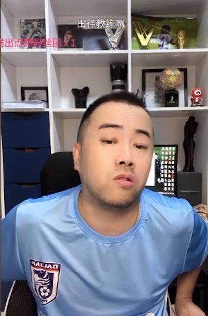 媒体人徐江认为中超的那些韩国教练其实都不靠谱。他表示崔康熙和徐正源都像田径教练，