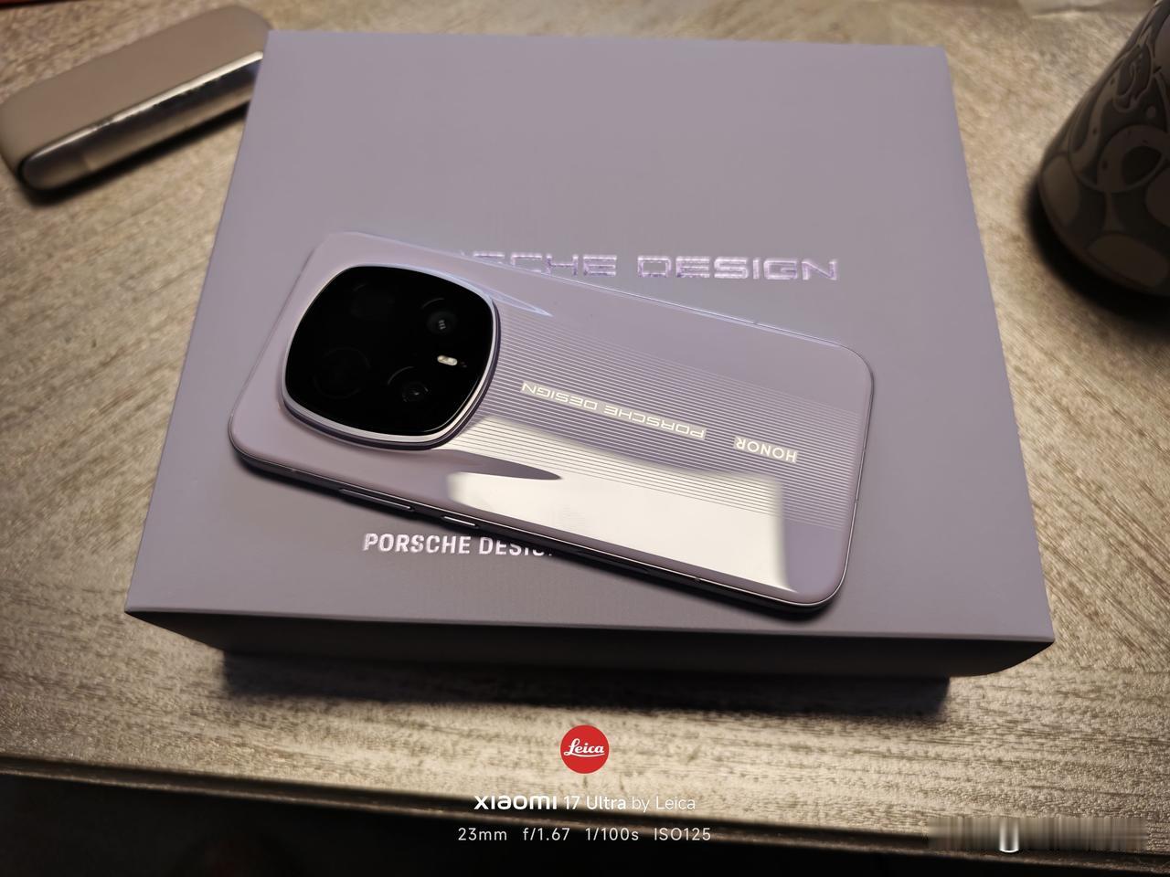 陶瓷后盖的质感无需多言，上手一摸便知。结合保时捷飞线设计，整机气质非凡——无论是