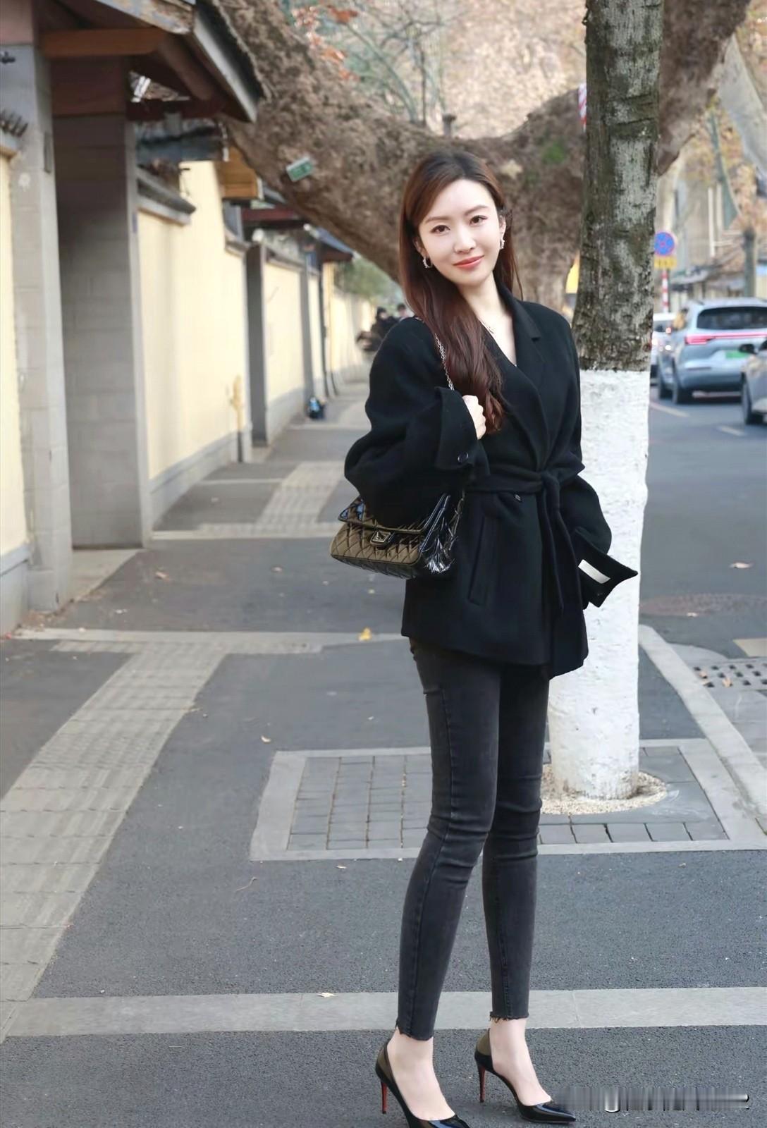 都市雅致风，黑色大衣与高跟鞋的完美搭配，尽显时尚魅力