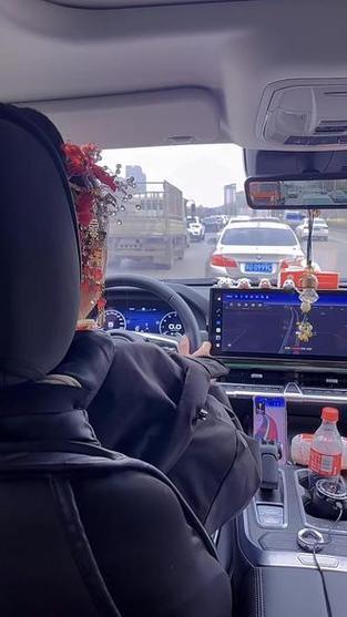 男子特意开车经过前女友结婚，男子特意开车经过让人家看见，而前女友虽在二楼还真的来