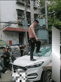 近日，四川一男子在学校门口疯狂砸车的视频，看得人又生气又惋惜。这名33岁男