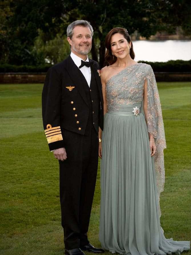 丹麦国王夫妇@澳洲Day3在总督的陪伴下，国王夫妇出席了晚宴，玛丽一袭清新薄