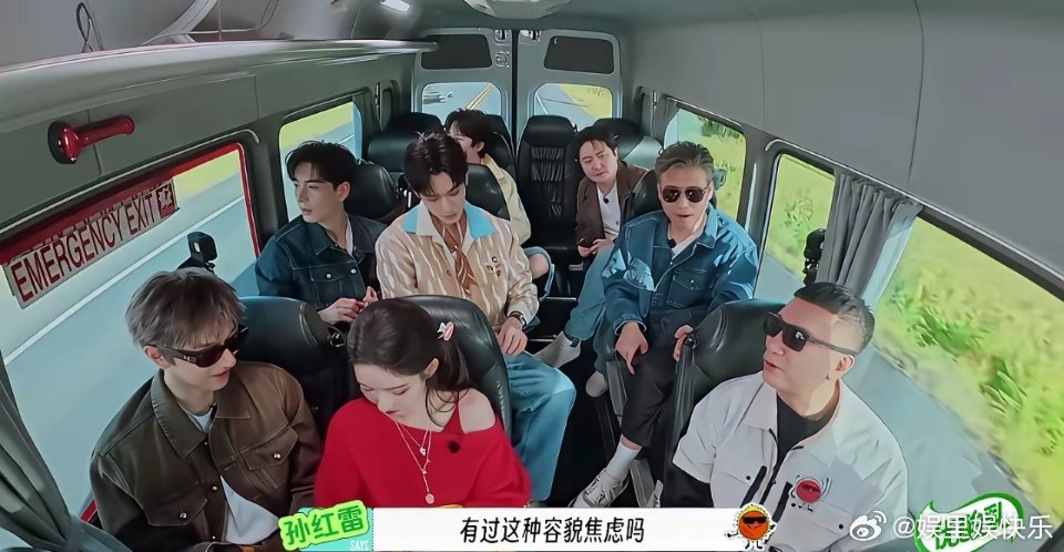 孙红雷问郭京飞：“你小时候有容貌焦虑吗？”郭京飞自信回答：“我没有，我小时候有姿色。”孙红雷被逗笑了