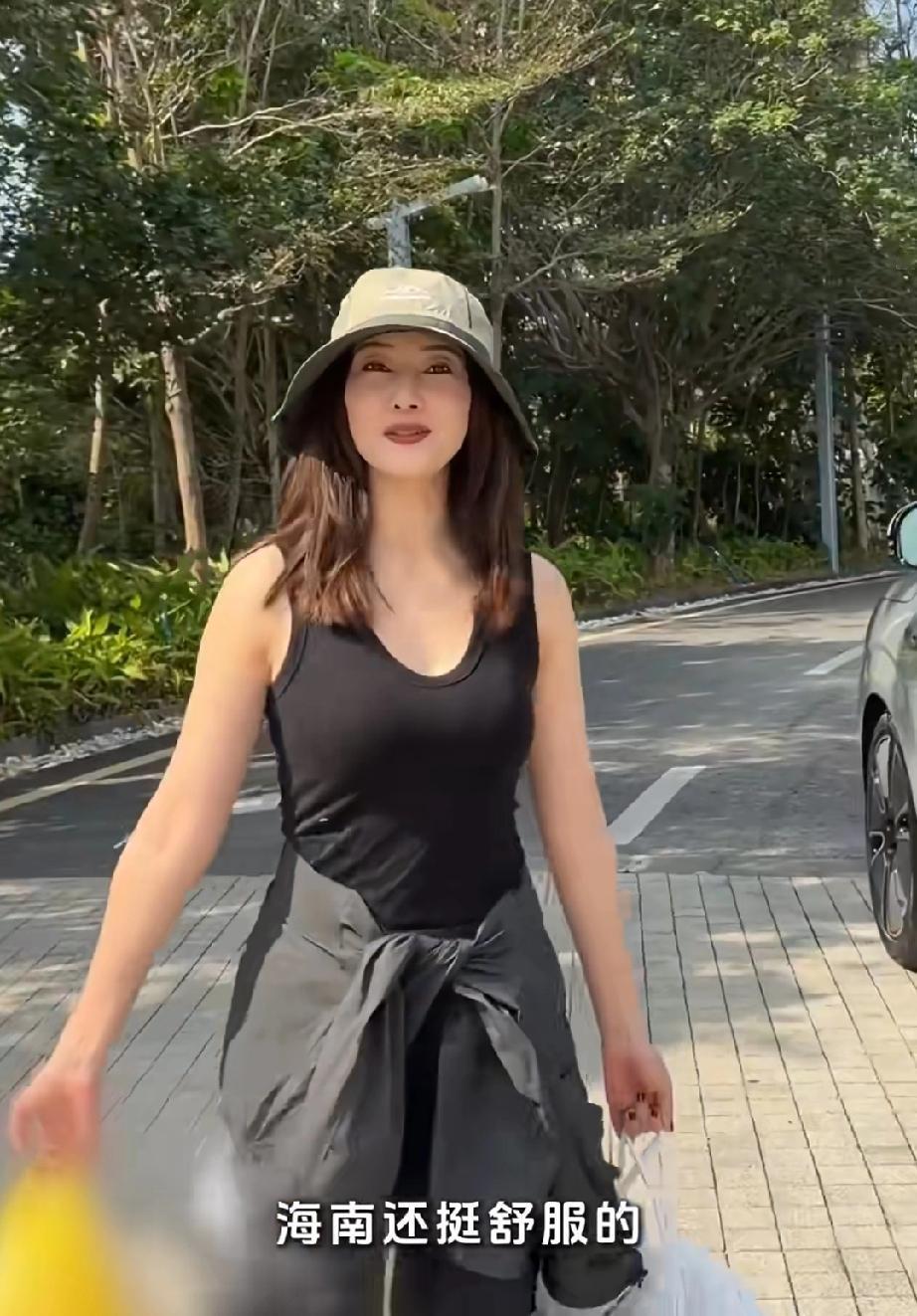 高圆圆是越老越漂亮，46岁反而更有女人味了。她最近在海南自驾游，一手提着吃的，一