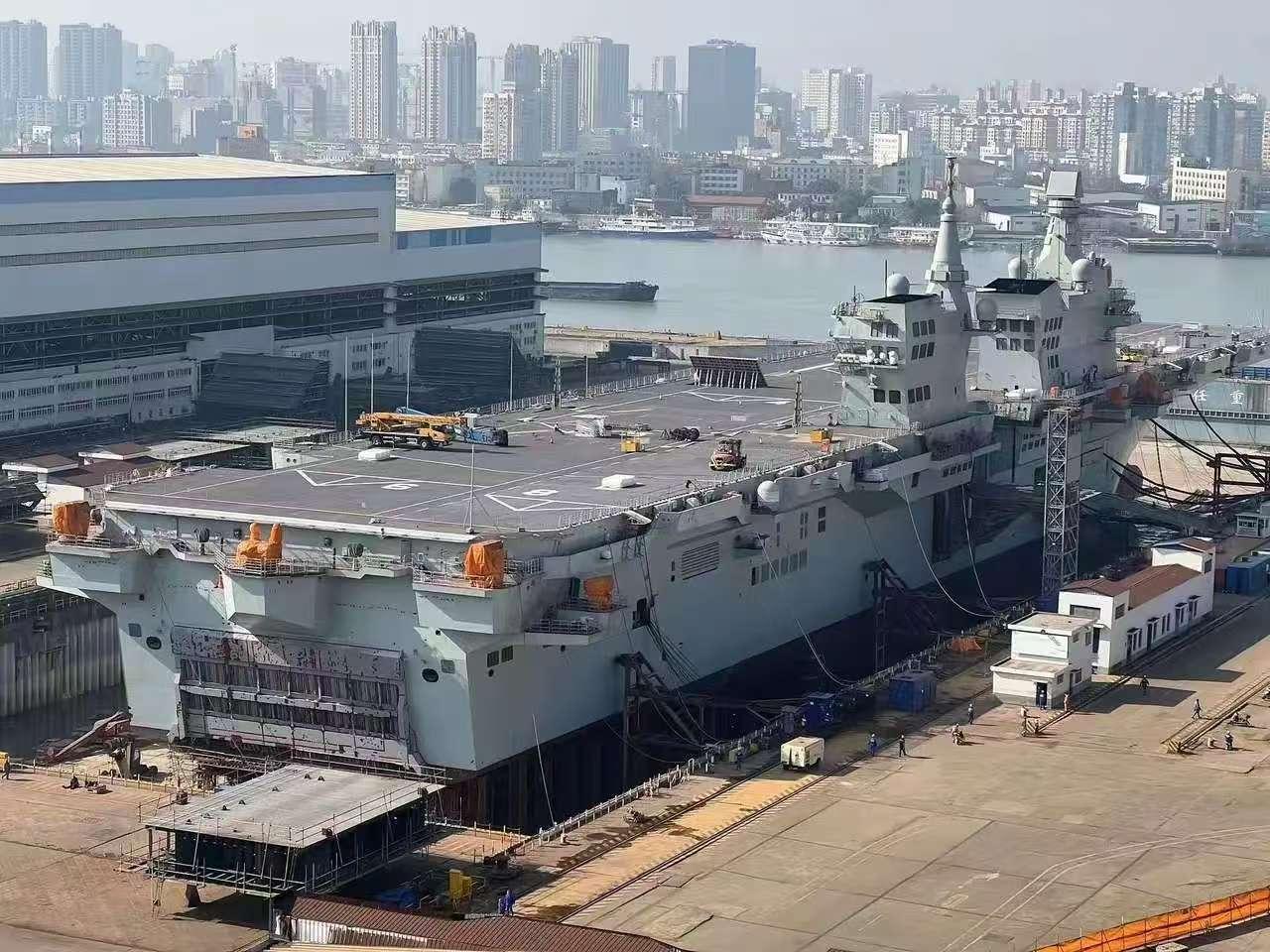 四川舰停放在中华厂的船坞里面，在完成第二次海试之后，重新进坞进行整修，为下一次海