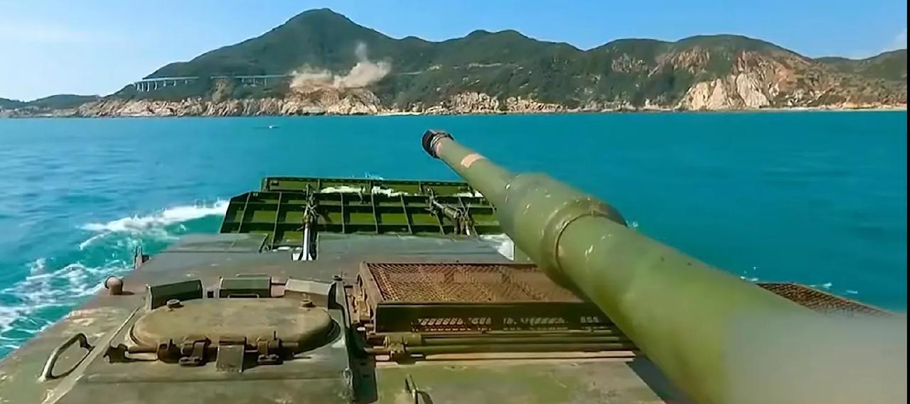 近日我两栖登陆部队在某海域进行抢滩登陆演习，数百辆两栖登陆坦克，顶着炎炎烈日，快