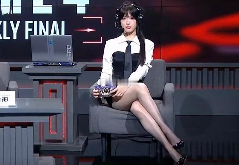 永劫女解说被女权组织骂“穿太暴露”，随后本人直接全身涂黑上镜，男解说憋笑到脸僵