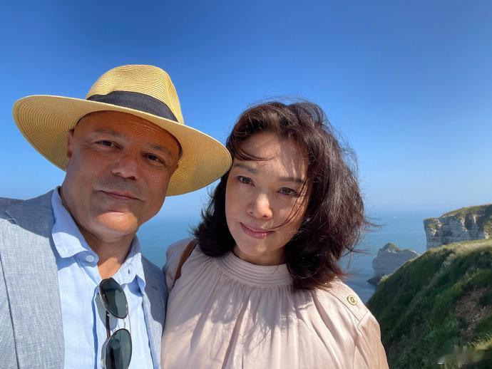 虽说她当红时嫁给了瑞士富豪，生了两个儿子，还定居欧洲多年，可如今回国拍戏赚钱，却