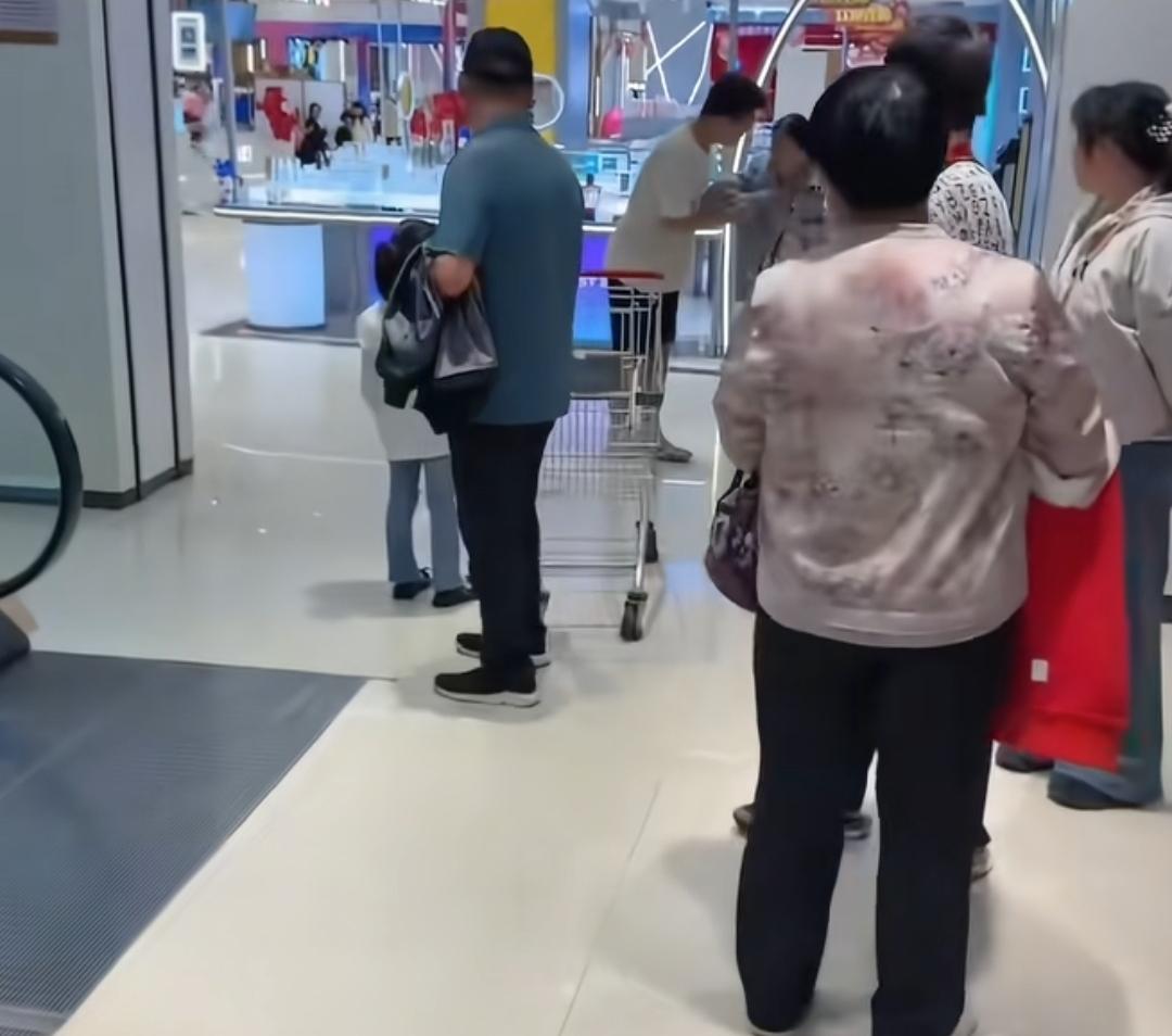 商场里面的男孩抓住他妈妈的手臂，撒泼打滚，要求给他买一个苹果17，真相是孩子不懂