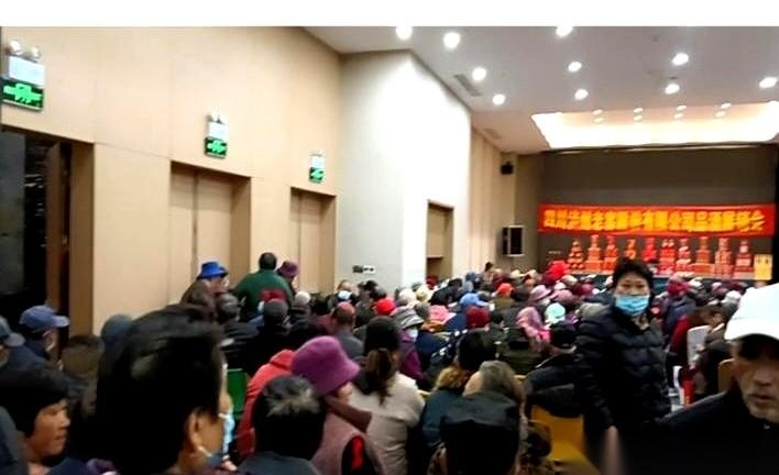 就为10个鸡蛋。我亲眼看着，将近500个白发苍苍的老人，天刚亮就冲进一个最多容