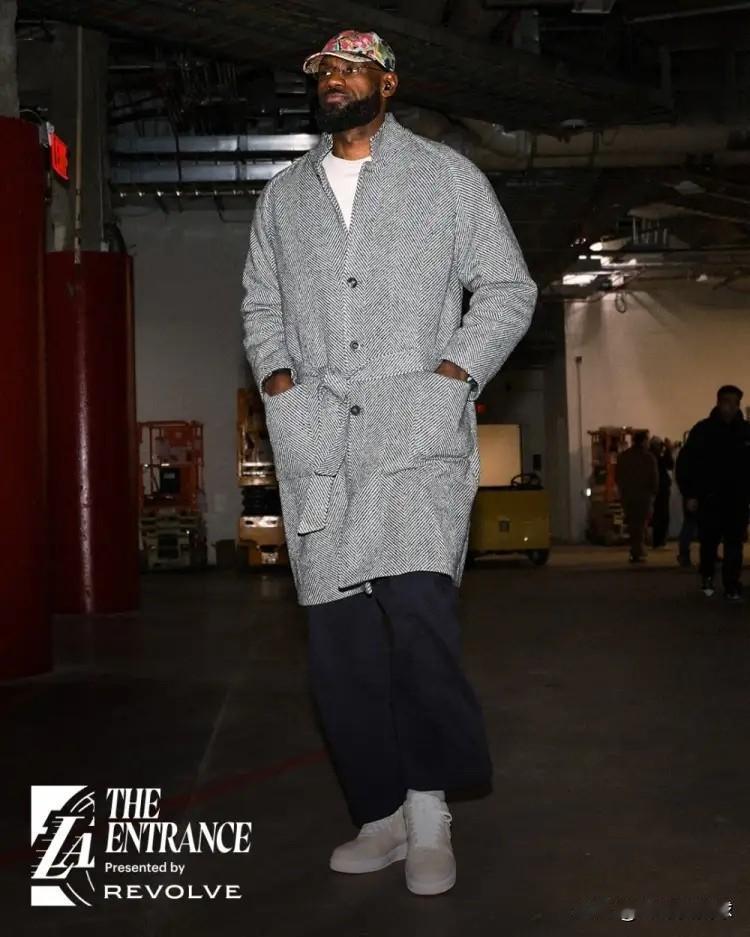 ESPN的预测真是非常的荒唐！明天湖人将会坐镇主场迎战卫冕冠军雷霆，今天ESPN