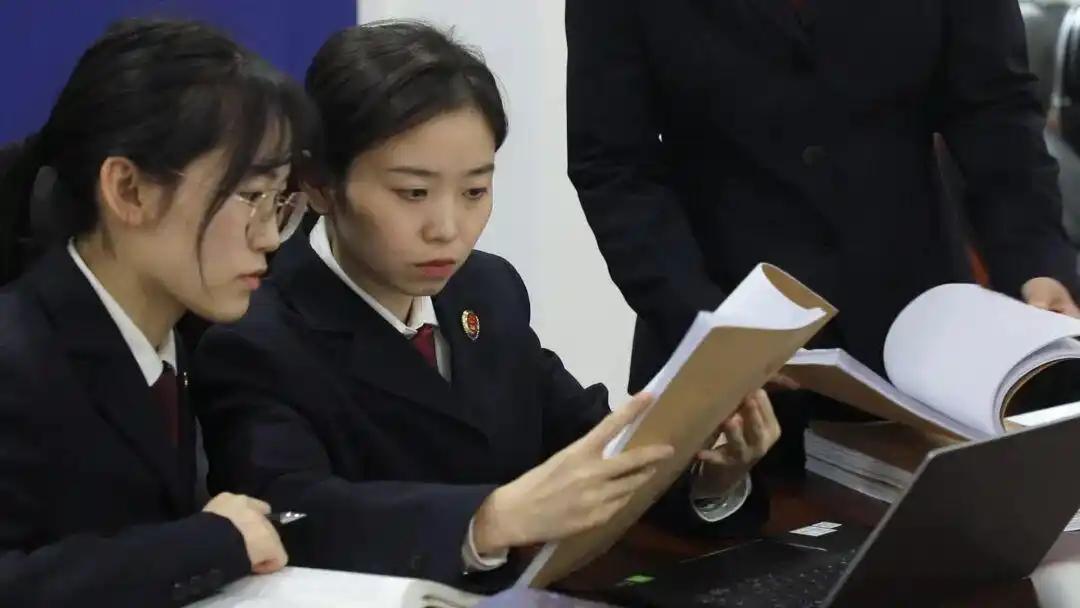 真够坏的！女子“净身”出户6年后，莫名背上34万债务！原来是前夫“捣鬼”，曾瞒着