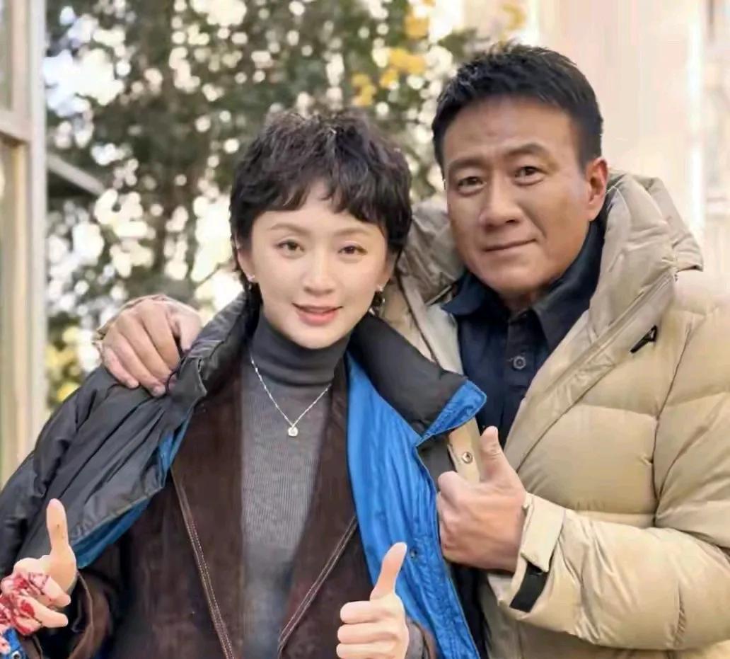 何晴和张澍虽然相差十岁多，但是张澍看着比何晴都显老。听说张澍为了钓得金龟婿，特意