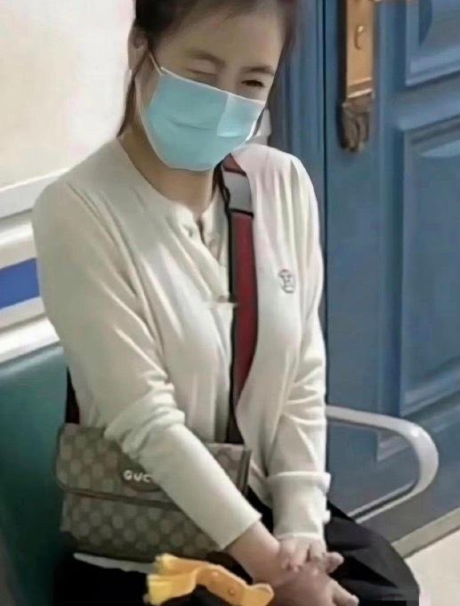 她是怎么套进去的让人费解