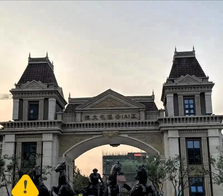 最近和身边朋友聊天，不少人都在谈论大型房企遗留的巨额债务处置现状。经过几年有序推