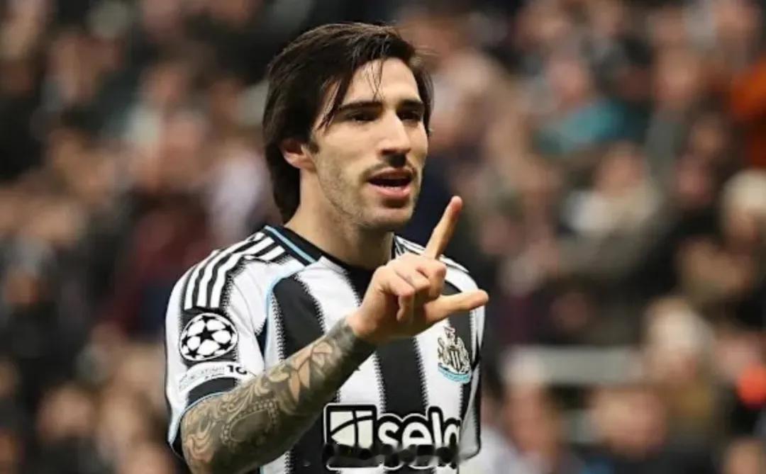 托纳利回应了今夏转会的传闻。在接受天空体育独家采访时，纽卡斯尔中场表示：“我不看