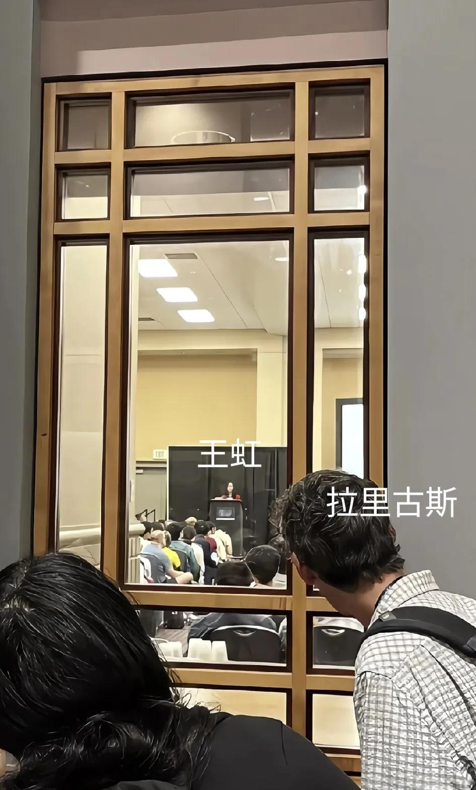 被这照片刷屏了，真是世界名画。这趴窗户的是美国数学家拉里.古思，是王虹教授的导
