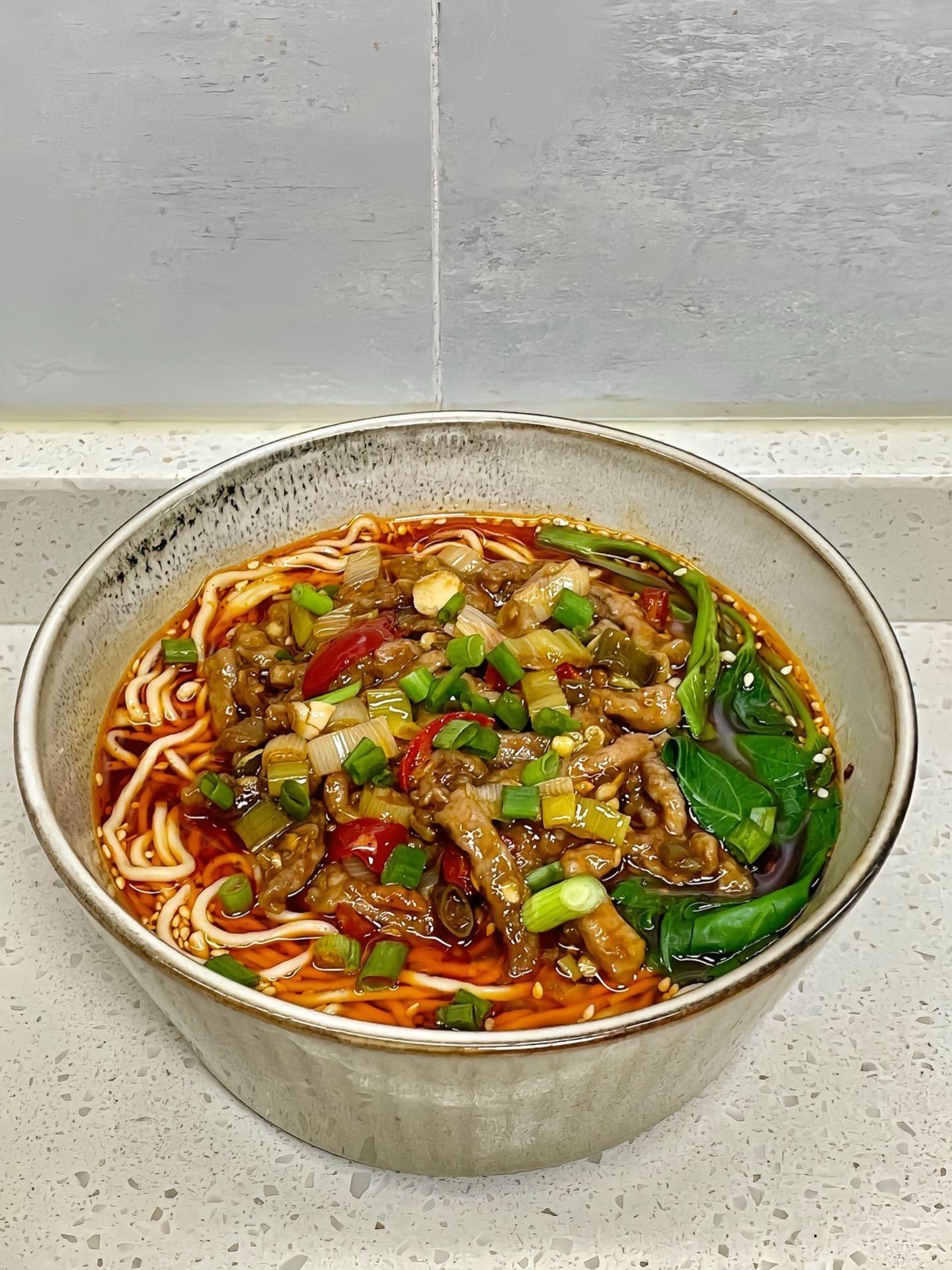 一定要去做这个面条，香懵了啊。1⃣️梅花肉切丝，加入一勺生抽 少许胡椒...