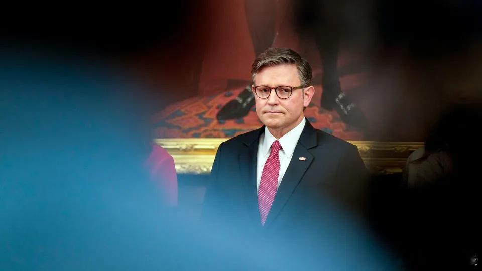 【美国约翰逊拒绝众议院就公布爱泼斯坦档案进行投票】[“三权制衡”真相]（CNN）