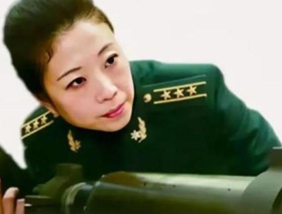 [点赞]2012年，一位女职员不顾危险，站在距离导弹发射点100米的地方近距离
