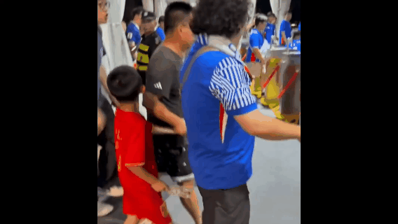 网传小球迷身穿武磊国家队球衣看申花赛后遭到围攻，武磊官博发文寻人。想问一句：身穿