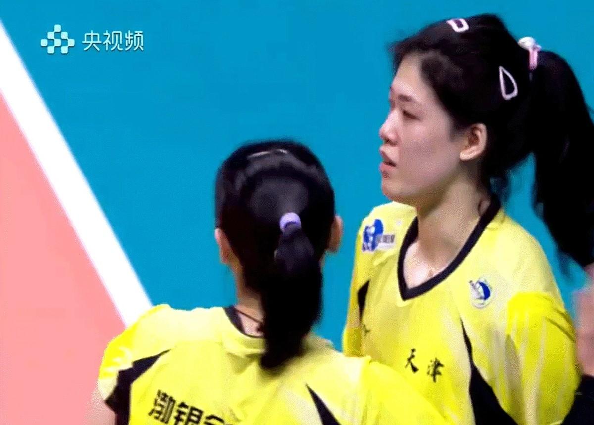 李盈莹哭了，但问题不在她。这场球赢了，她还在自责，眼泪比得分更刺痛人。说