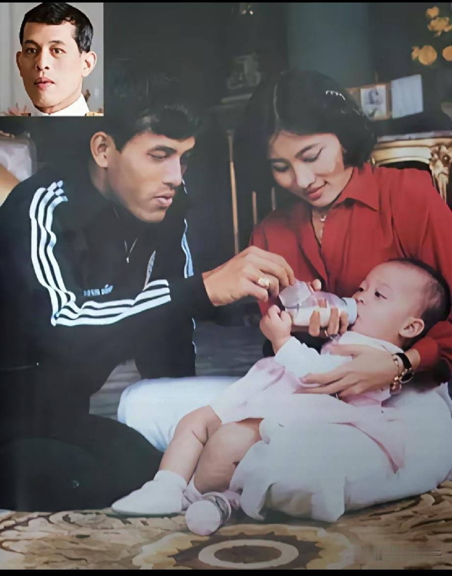 手心手背都是肉，天下的父爱是同款的。泰王玛哈陪伴三个儿女长大，亲情满满。幼年