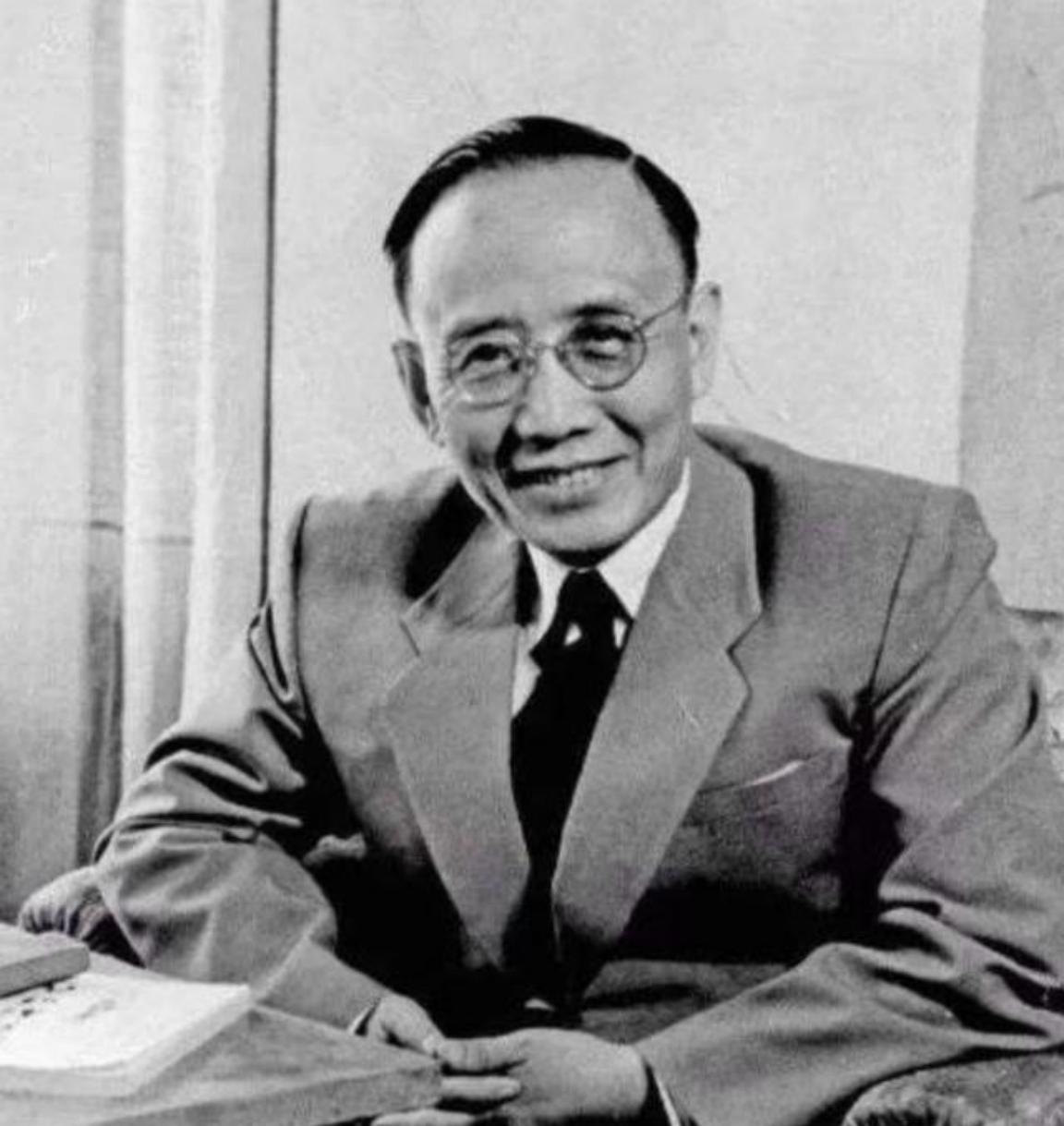 1912年洞房之夜，郭沫若见发妻太丑，拒绝同房。就在他转身要走时，发妻拉住他苦苦