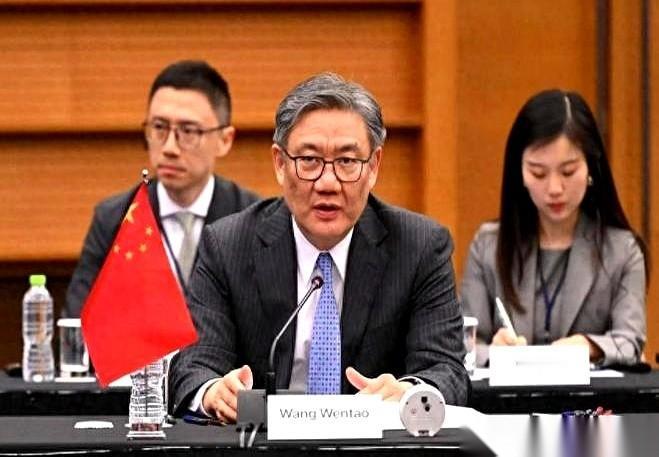 63个亿，说卖就卖了。而且卖的不是什么烂摊子，是养了十年、占公司七成营收的“下