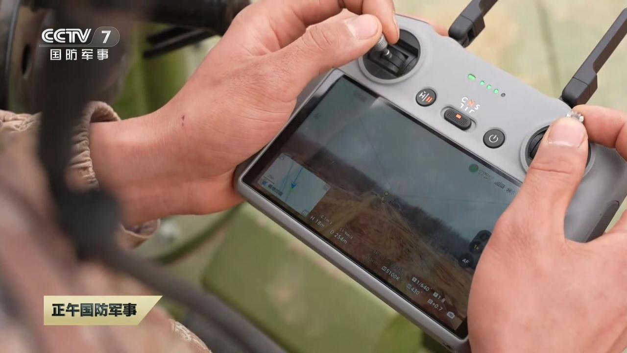 99A坦克增空中之眼，车组操纵无人机进行侦察。