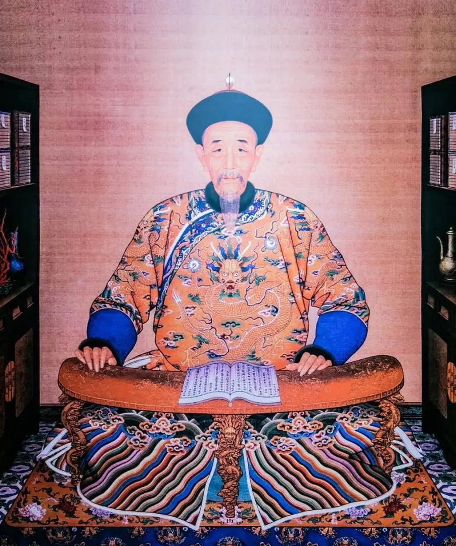 一天晚上，康熙喝醉酒回到后宫，结果将一名小宫女当成了惠妃拉到了龙榻之上，没成想，