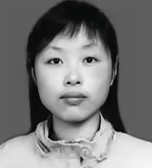 2008年，汶川地震，四川一21岁女教师被埋进废墟，身体断成三截，救援人员赶到时