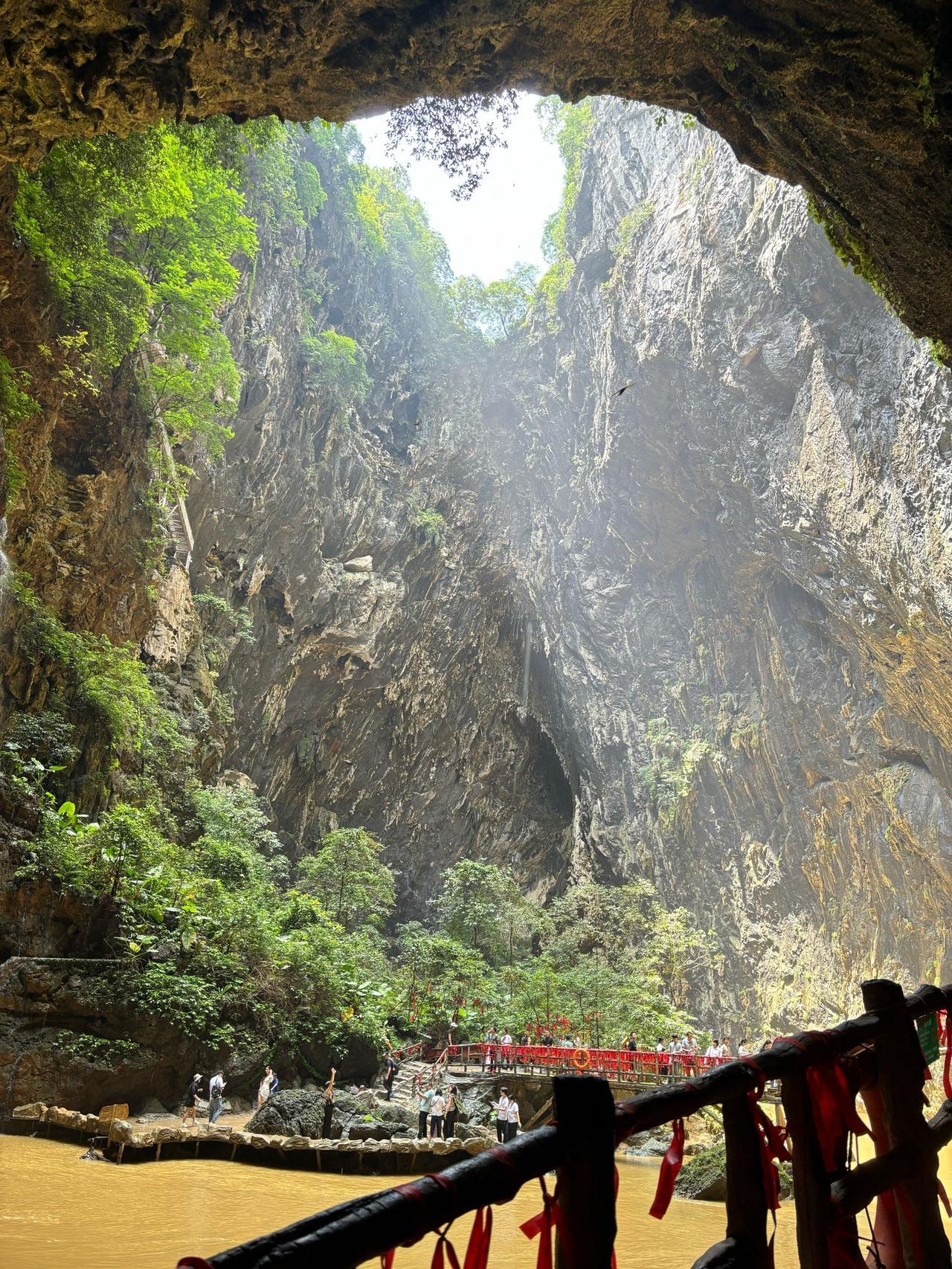 贵州溶洞发现地下反向森林贵州溶洞发现地下反向森林，这事儿太神奇了！想象一下，在