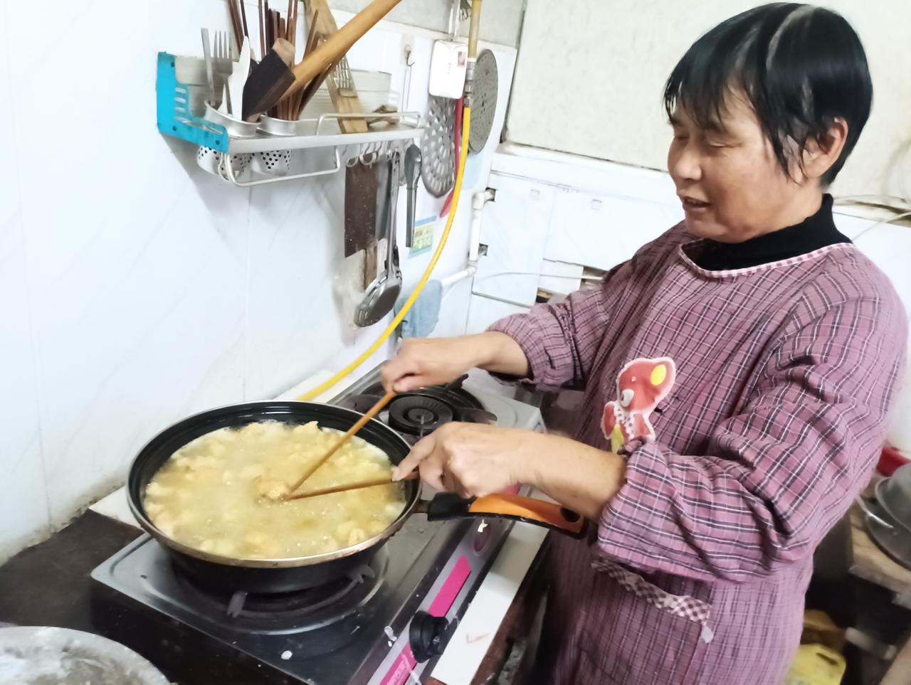 好吃的焦丸子！今天上午下雨了，家里没啥事了，孩子想吃油榨的焦丸子了。
