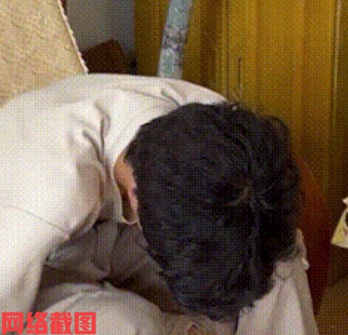 河北廊坊有男生来奶奶家过中秋。这不一到奶奶家，奶奶心里高兴万分，忙拿出她有点