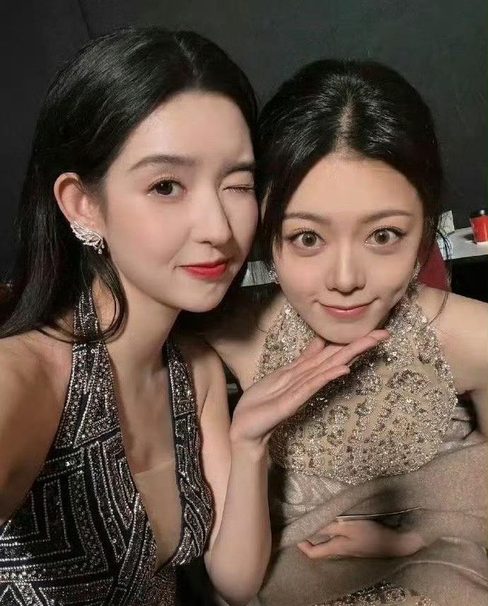 赵今麦眼睛本来就大啊，美瞳似乎不太适合她，有点多此一举了哦​​​