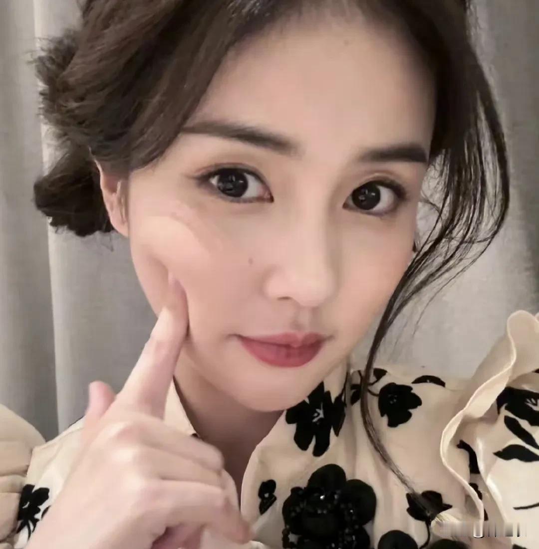 白鹿从来没拿过去卖过惨，采访也一直说自己很幸运，她上学的时候就已经开始每周往返外