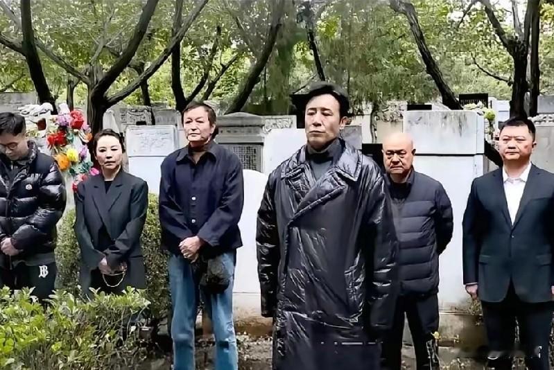 于和伟这波操作确实少见。​戏拍完了，别人忙着庆功，他一个人去了福州文林山。站在