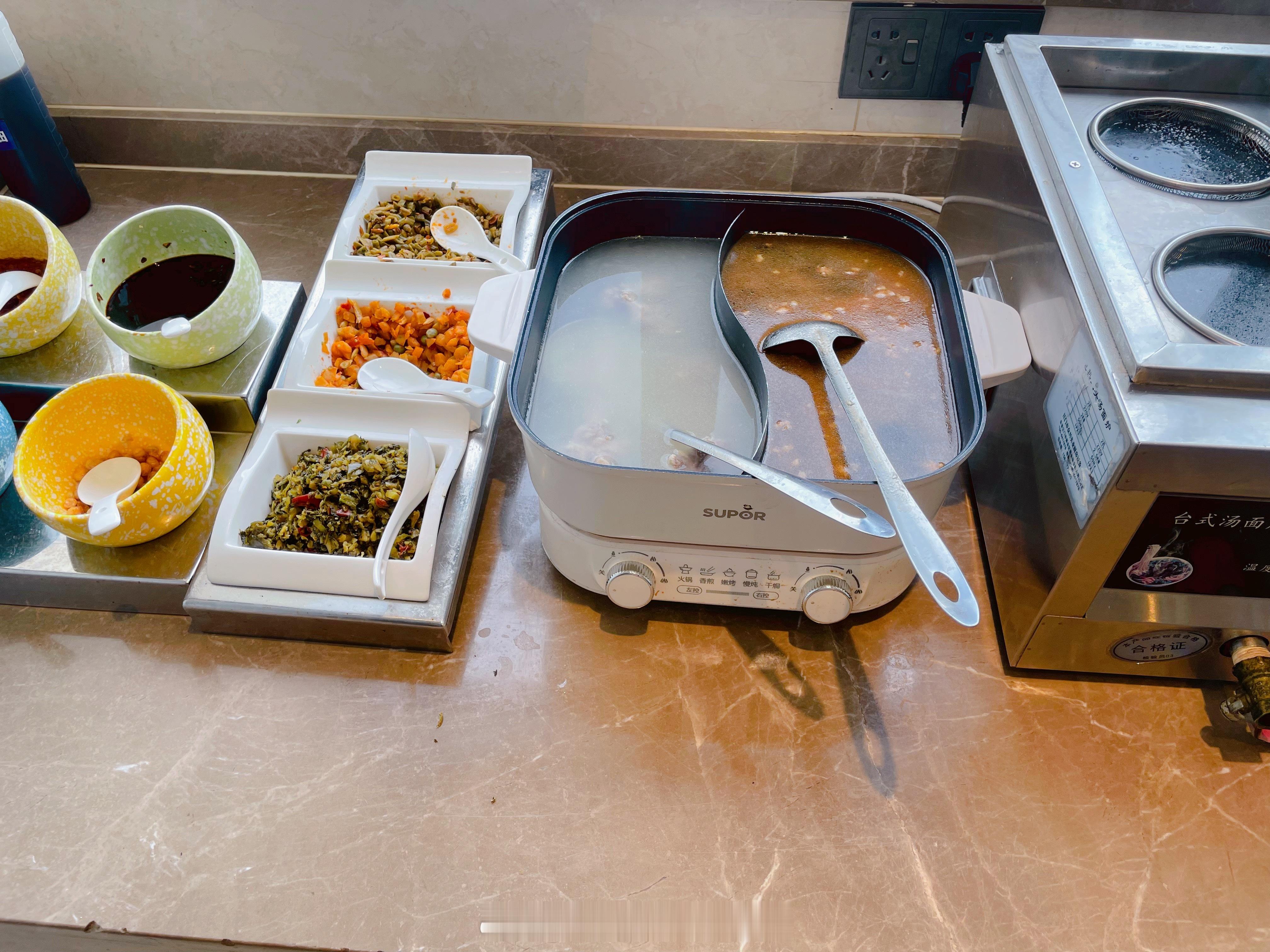 在外地为了省一顿午饭钱，大早上的起来吃早餐。​​​