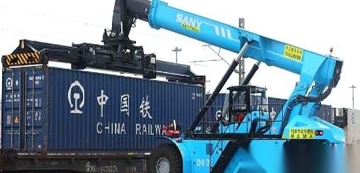 “必须把中老铁路继续往南修！”老挝国会的实木桌子，这几天快被南部省份的代表拍碎了
