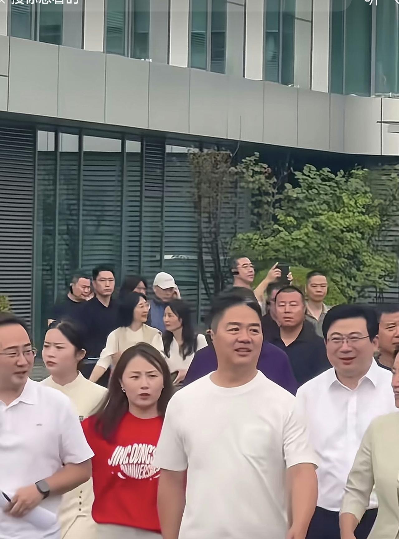 看看刘强东回到家乡观看“苏超”足球赛，家乡所在宿迁市的市委书记、市长一同陪着去现