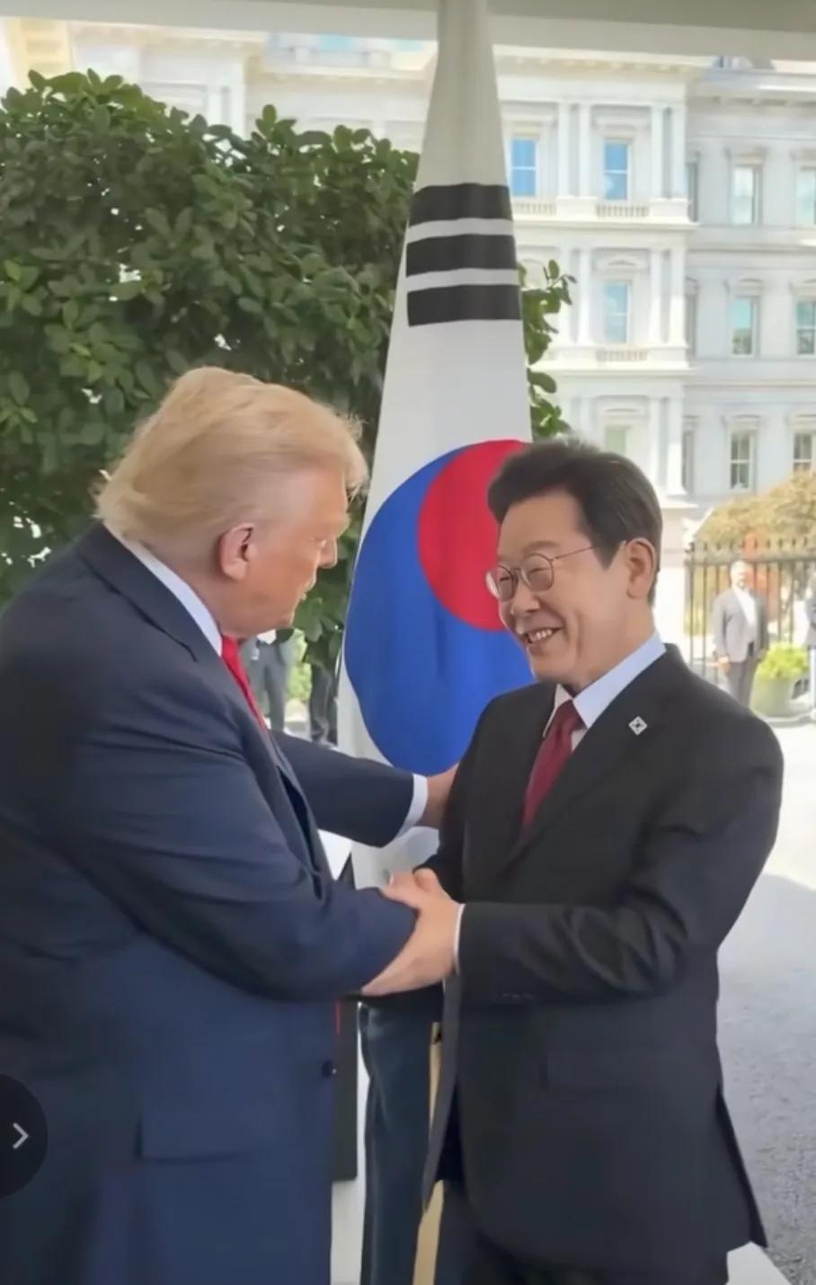 李在明和特朗普会谈有一个小细节，我们发现李在明穿的居然是增高皮鞋，后跟可是非常高